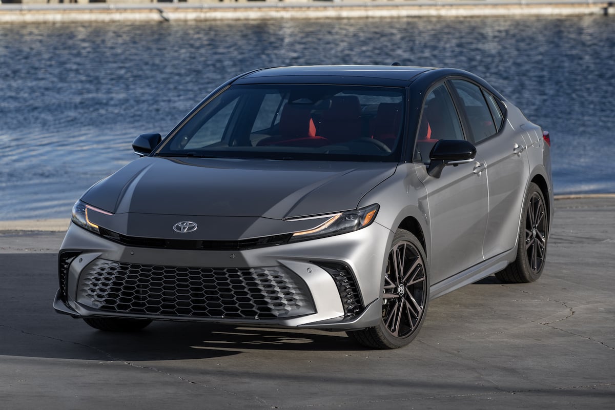 Descubre el Toyota Camry 2025: el sedán híbrido del futuro